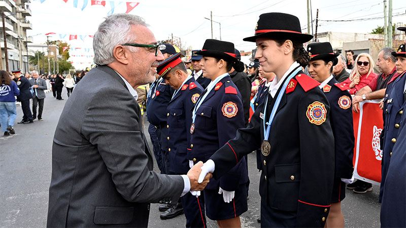 En un desfile multitudinario, Julio Zamora acompañó el 50° aniversario de la Sociedad de Bomberos Voluntarios de General Pacheco