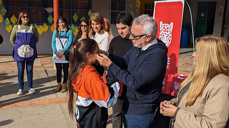 Julio Zamora entregó 243 pares de anteojos nuevos a estudiantes de 9 escuelas del distrito